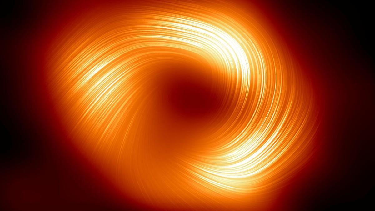 Una nueva imagen del Telescopio del Horizonte de Sucesos muestra líneas de polarización, una firma de los campos magnéticos, alrededor de la sombra del agujero negro central de la Vía Láctea.