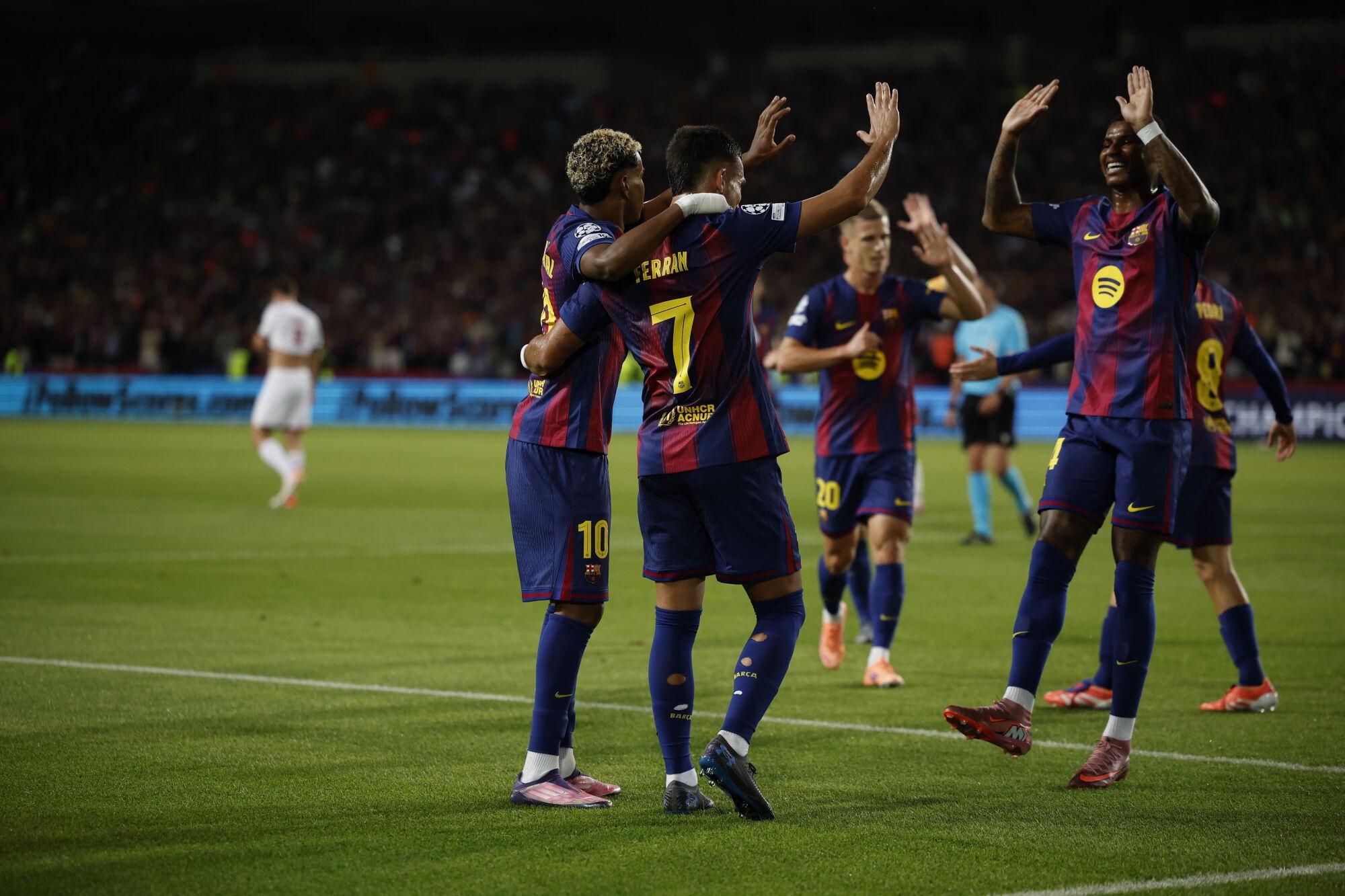 El delantero del Barcelona Ferrán Torres (2-i) celebra con sus compañeros tras marcar ante el Paris Saint Germain, durante el partido de la primera fase de la Liga de Campeones que FC Barcelona y PSG disputan en el estadio olímpico Lluis Companys. EFE/Alberto Estévez. (Barcelona)