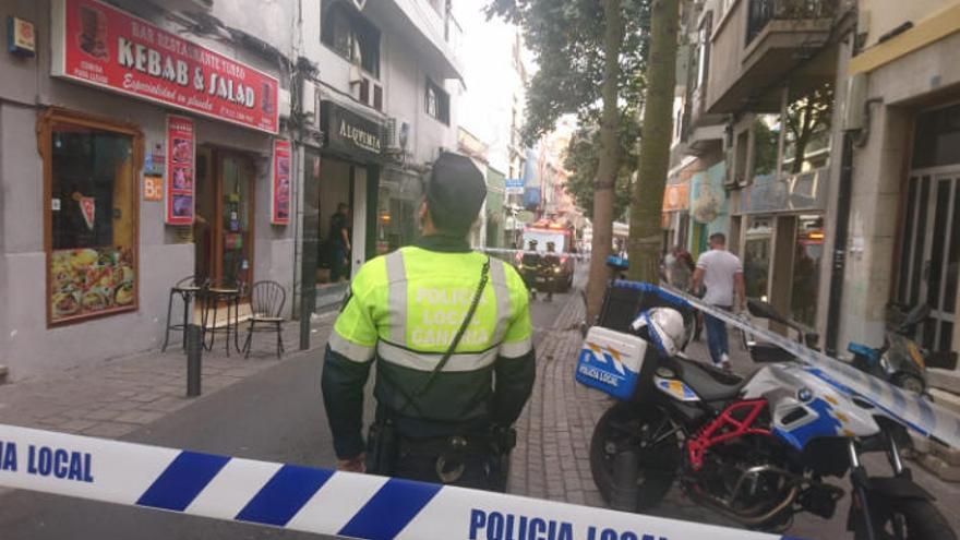 Los agentes de la Policía Local cortan parte de la calle Suárez Guerra debido a la caída de macetas a la vía.