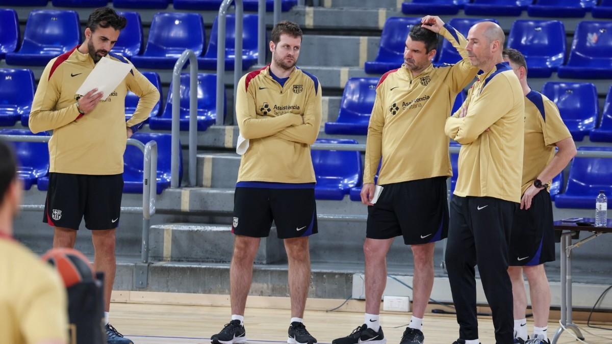 Joan Peñarroya, junto a su staff