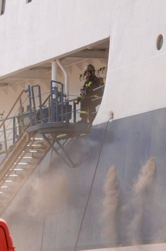 Incendio en el pesquero ruso Oleg Naydenov, atracado en el dique Reina Sof?a