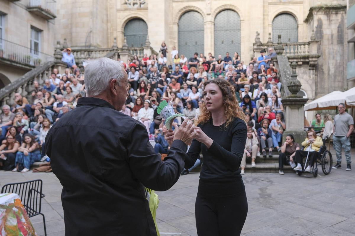 Los espectadores deslumbrados por la actuación en la Praza San Martiño