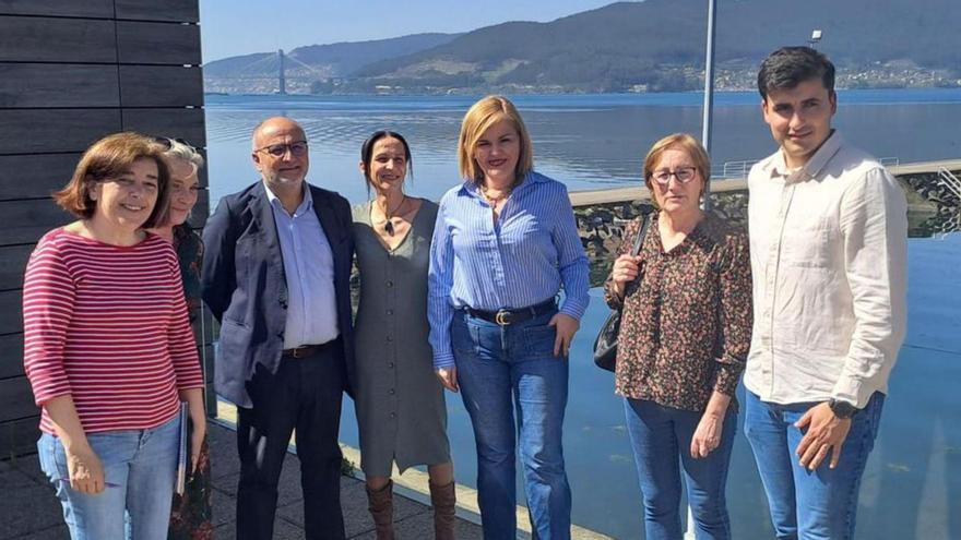 Digna Rivas (3ª por la dcha.) y Abel Losada (3º por la izq.), ayer, tras su encuentro con las mariscadoras de Redondela en la lonja.