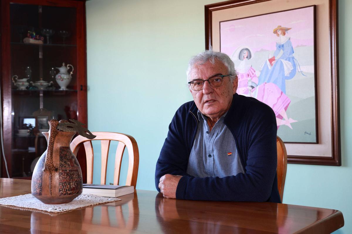 El Republicano de Honor 2026, Miguel Ángel Gómez 'Gus', posa dentro de su casa, en Vigo.