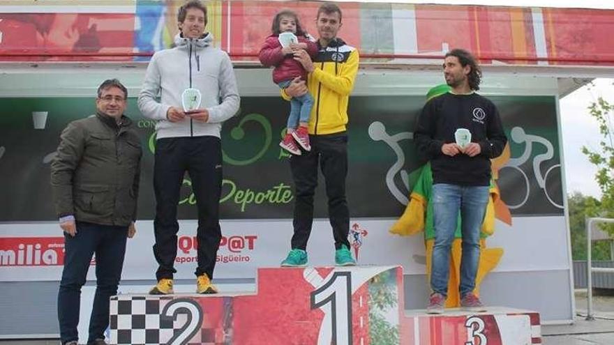 Nuno Costa en lo más alto del podio de la carrera de Oroso.