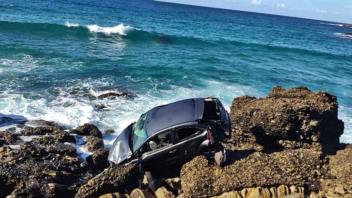 Imagen del vehículo sobre las rocas y junto al mar, junto a la playa de La Solapa