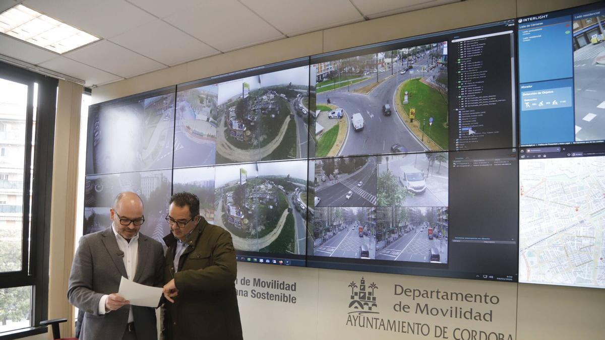 Imágenes de las cámatas de tráfico en la sala de control de la Policía Local de Córdopa.