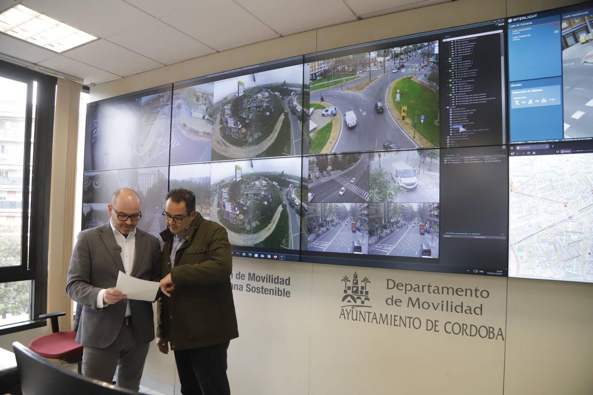A.J.González Córdoba delegado de Movilidad, Bernardo Jordano, informa sobre las nuevas cámaras de control de tráfico. Sala de control de tráfico de la Policía Local