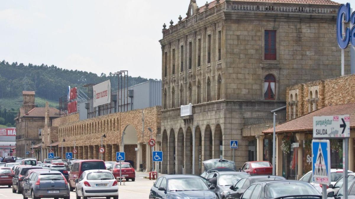 Exterior del centro comercial Parque Astur, situado en Trasona. |