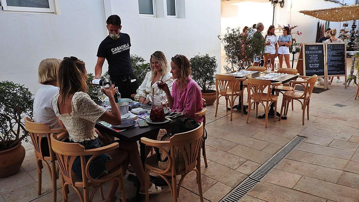 Un grupo de turistas francesas se preparan para cenar en Sant Francesc. | P. M. V.  