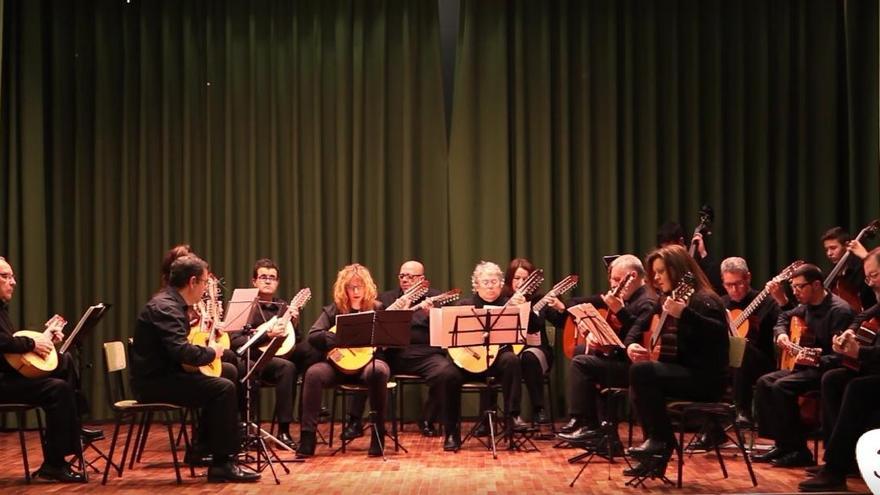 La Orquesta de Plectro &#039;Ciudad de los Califas&#039; durante una actuación.