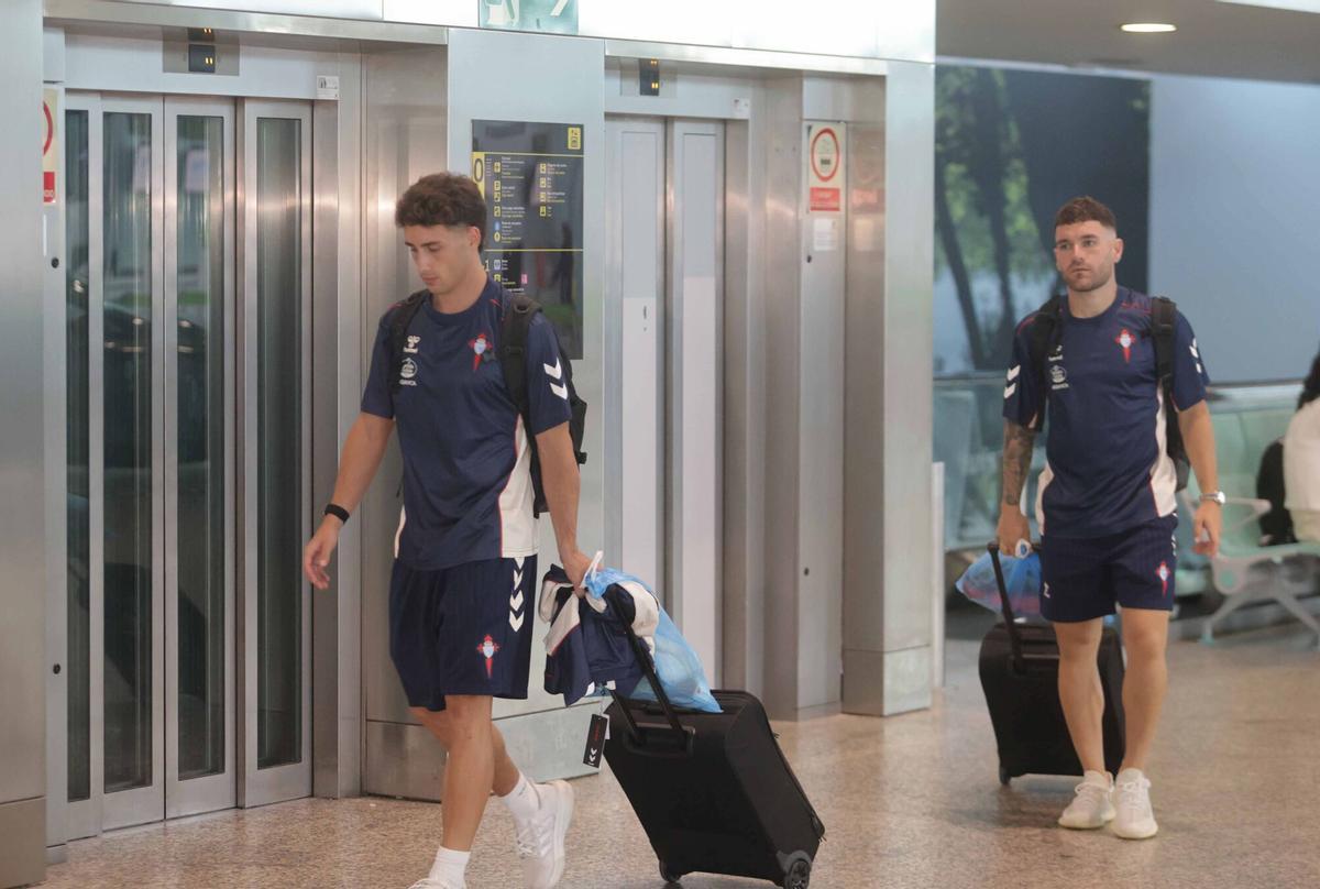 La expedición del Celta ha partido este miércoles desde el aeropuerto de Vigo para cerrar su preparación con dos amistosos contra el Sassuolo y en Nápoles La expedición del Celta ha partido este miércoles desde el aeropuerto de Vigo para cerrar su preparación con dos amistosos contra el Sassuolo y en Nápoles