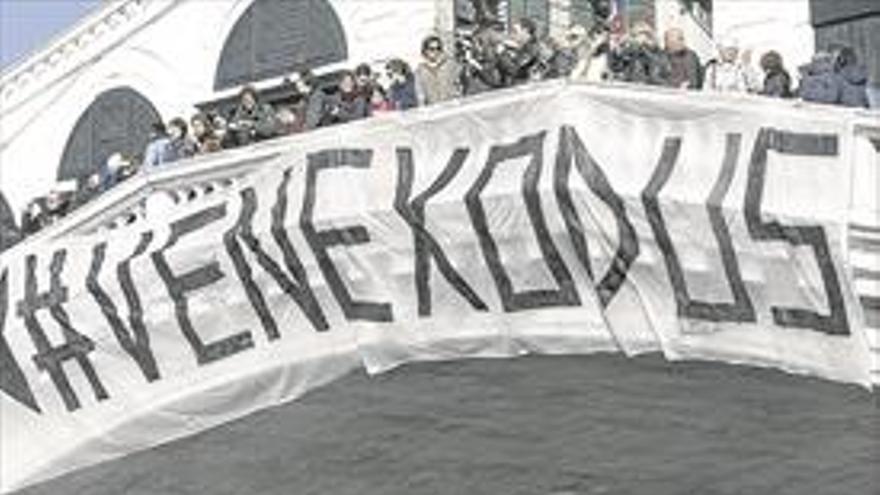 Venecia protesta contra  la invasión de los turistas