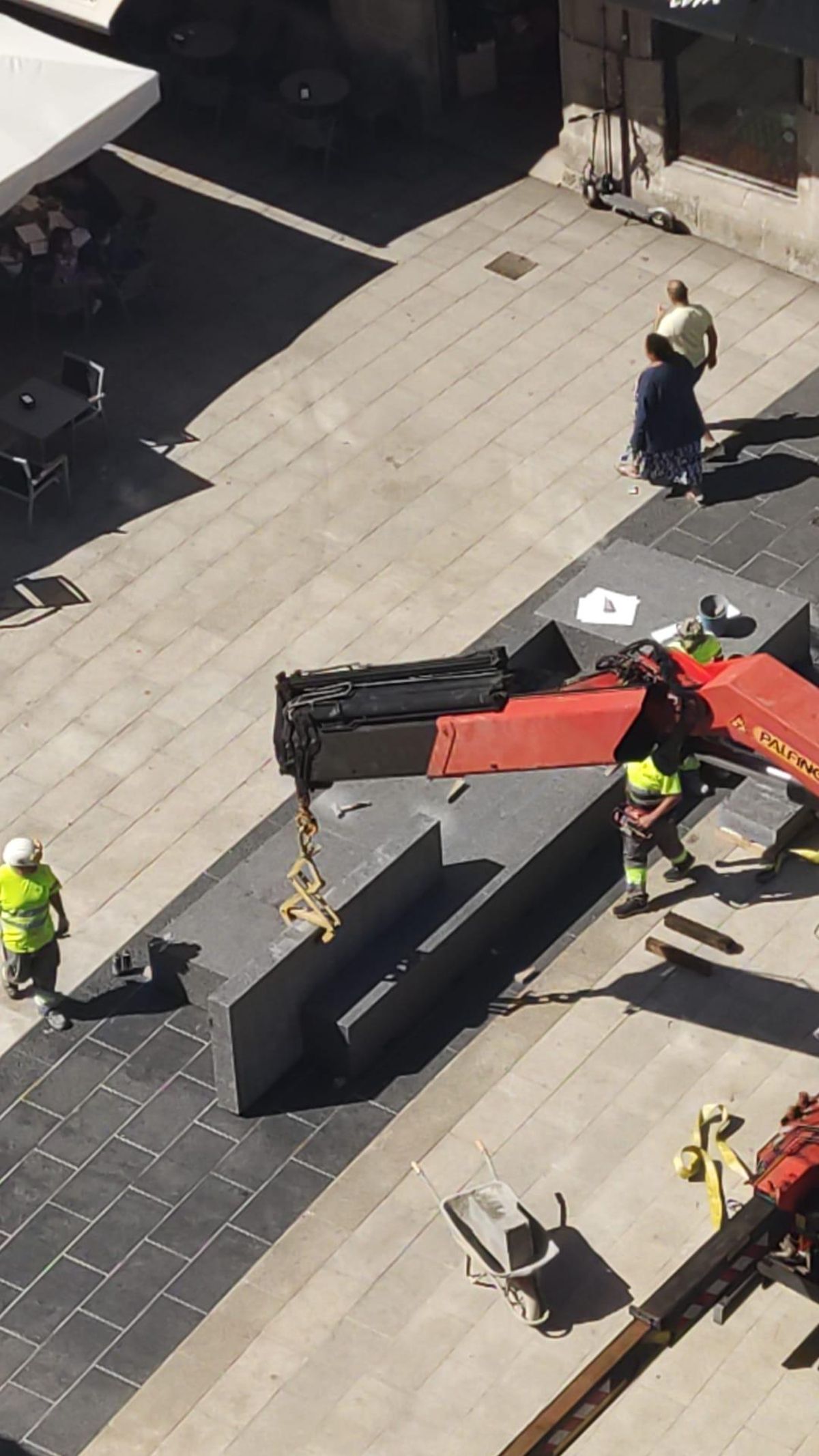 Trabajos de instalación de los nuevos bancos en Porta do Sol