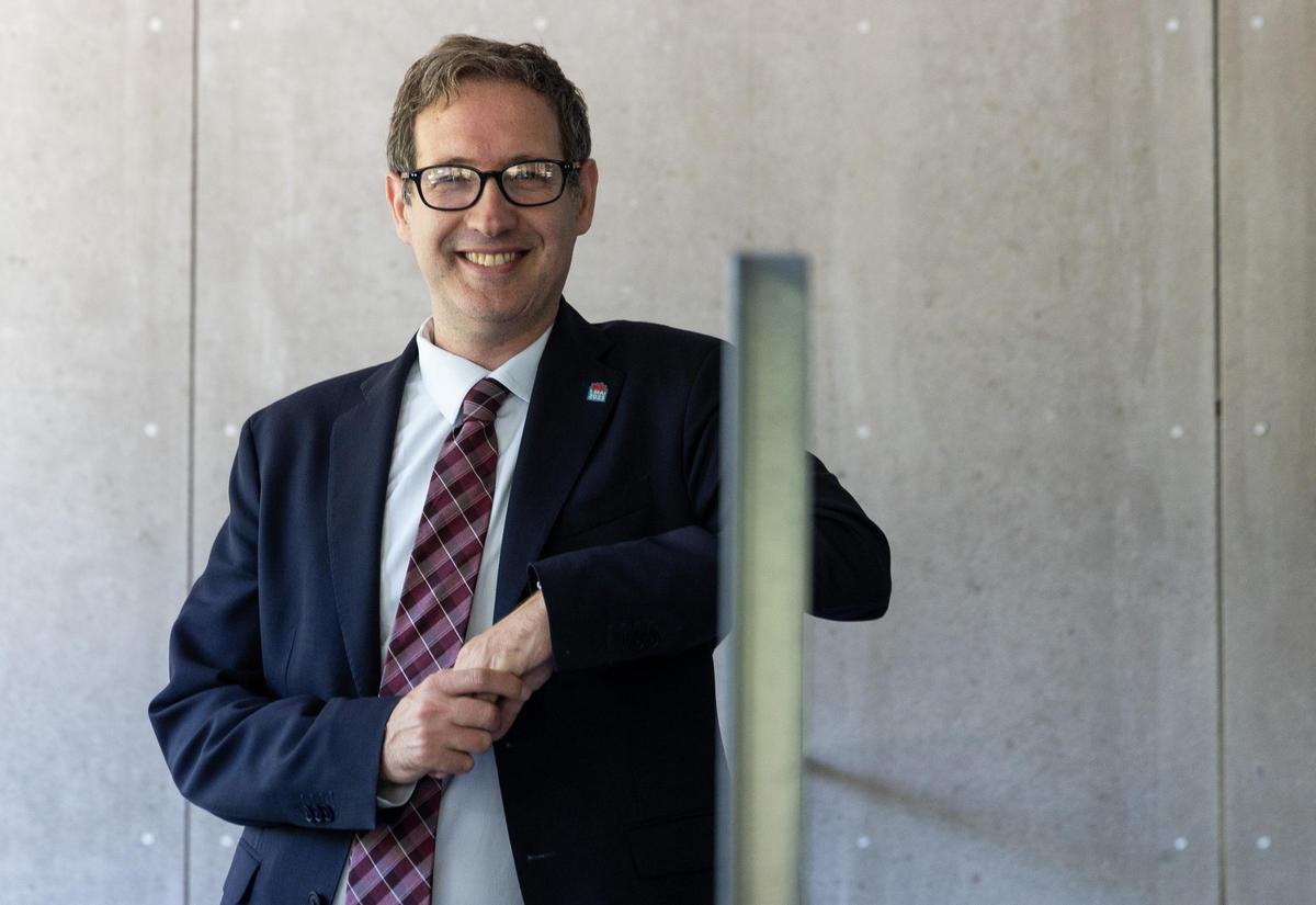 El exeurodiputado alicantino Domènec Ruiz Devesa, este viernes, en las instalaciones de INFORMACIÓN