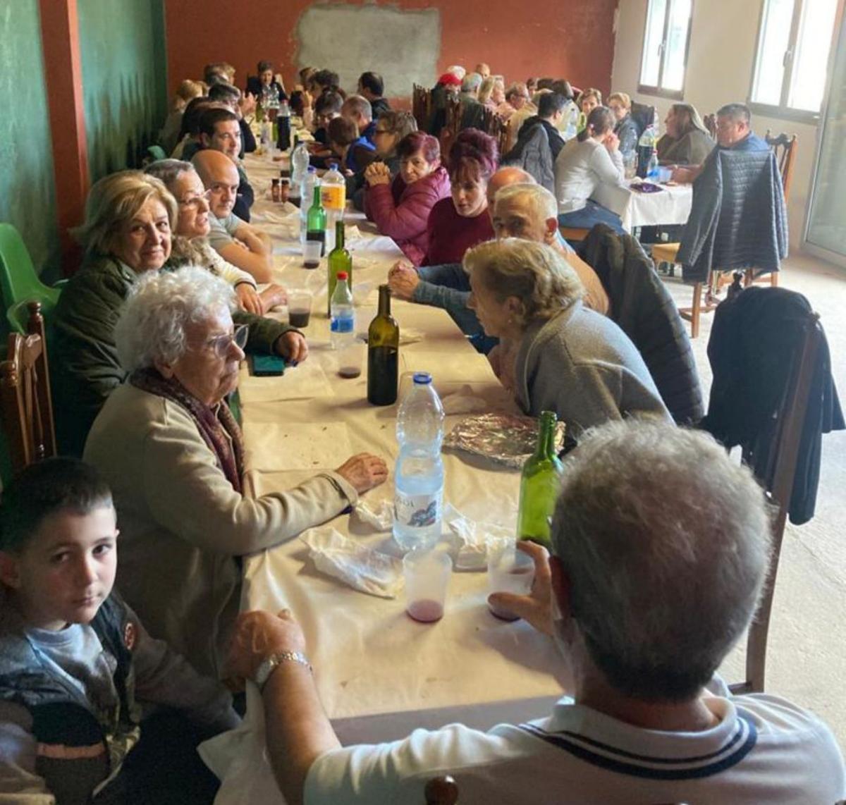 Los vecinos de Catasós celebraron su magosto en el local social.
