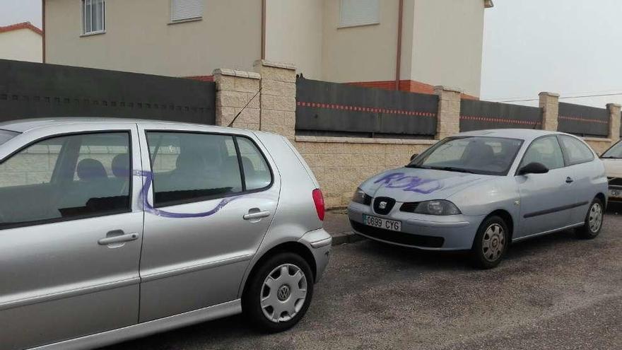 Morales amanece con pintadas en paredes y coches