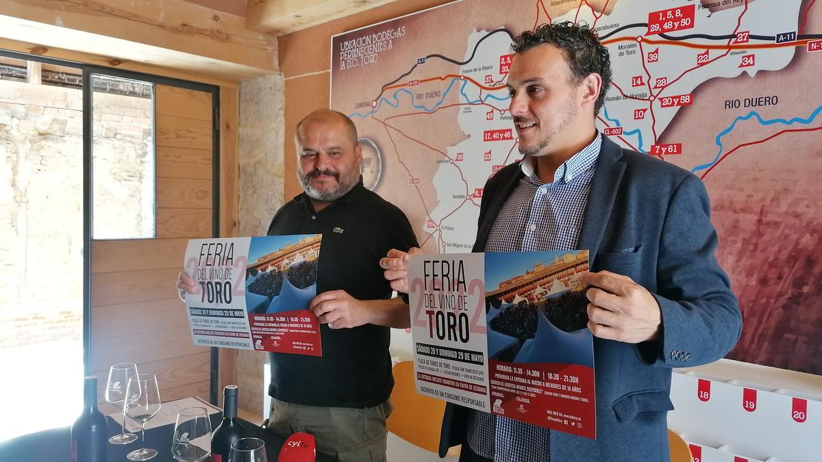 Felipe Nalda (izquierda) y Tomás del Bien muestran el cartel promocional de la Feria del Vino