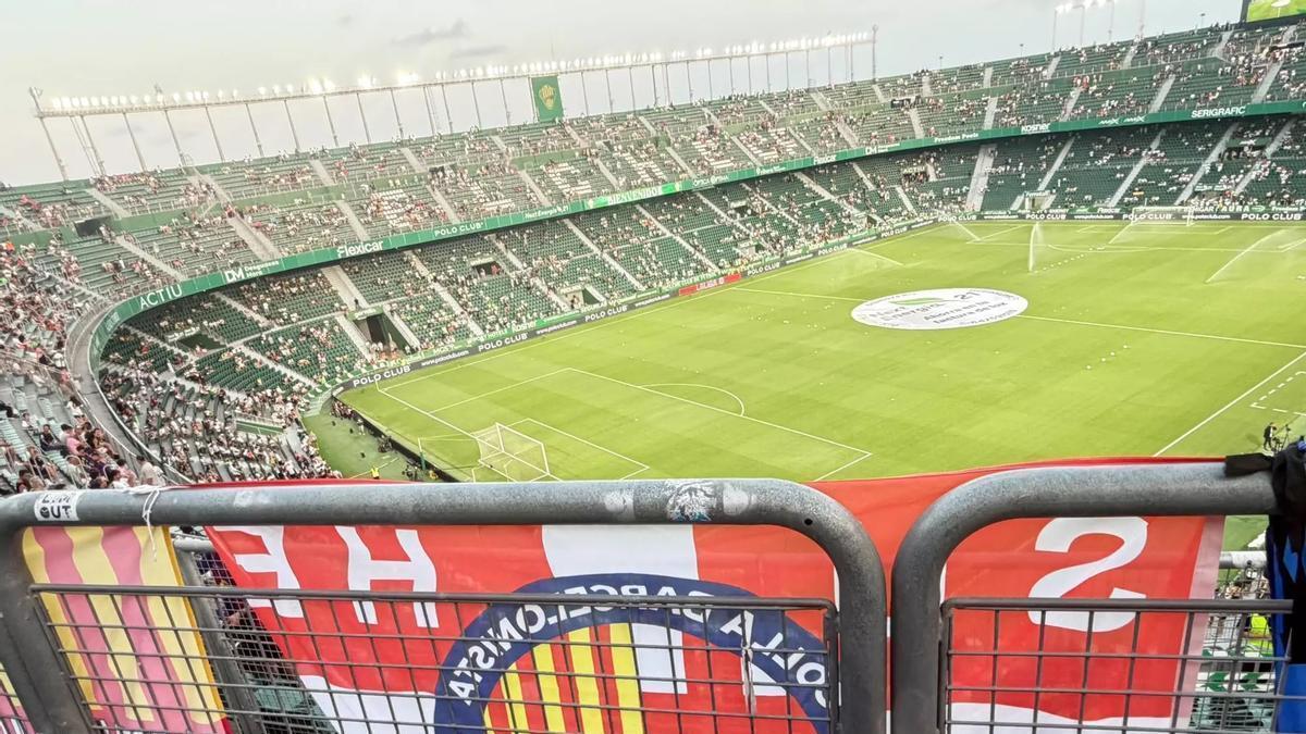 La bandera de la Colla Barcelonista de Sueca colgada en el estadio del Elche CF.