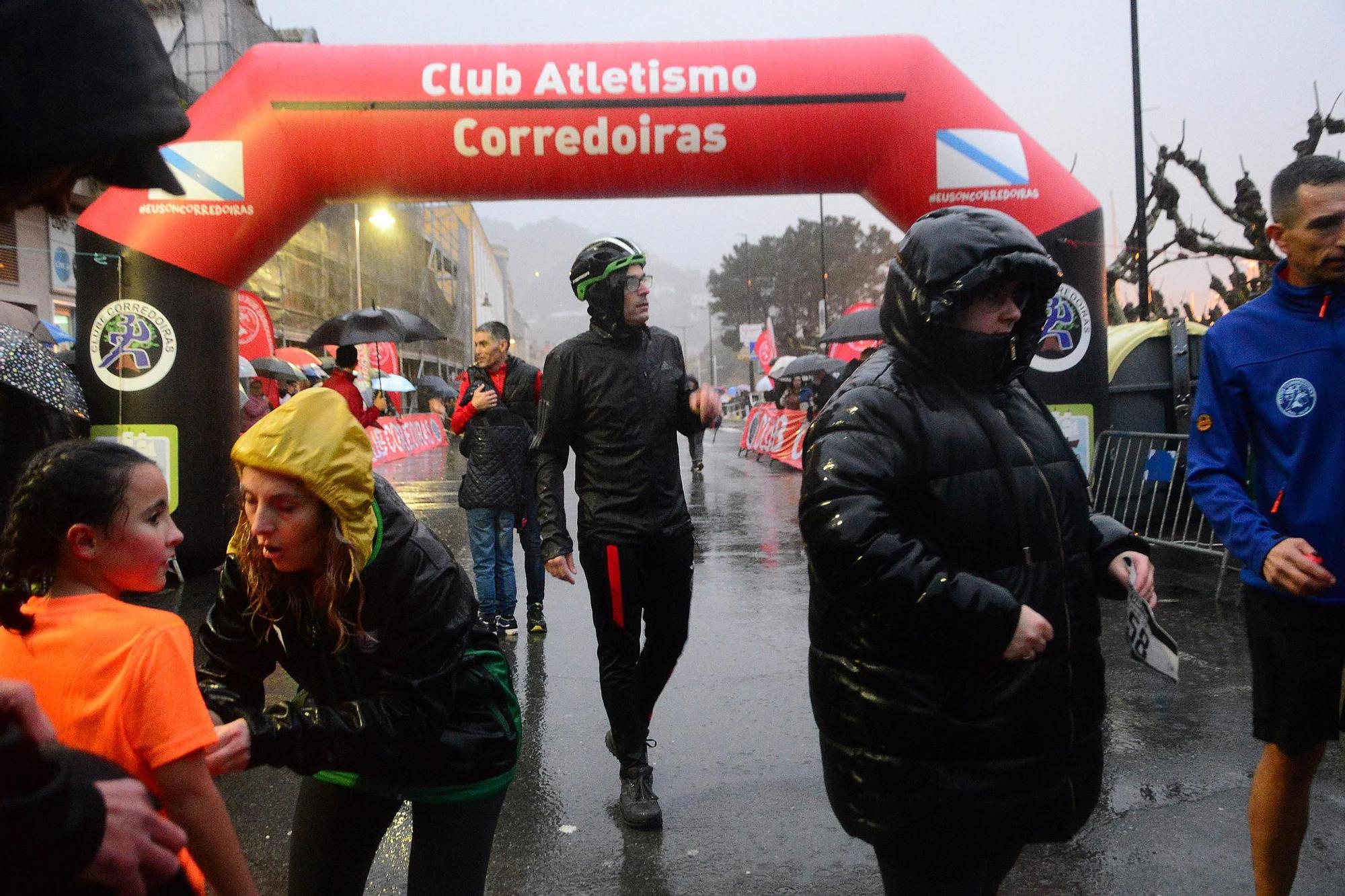 La XXVI Carreira San Martiño de Bueu, contra la lluvia y el viento
