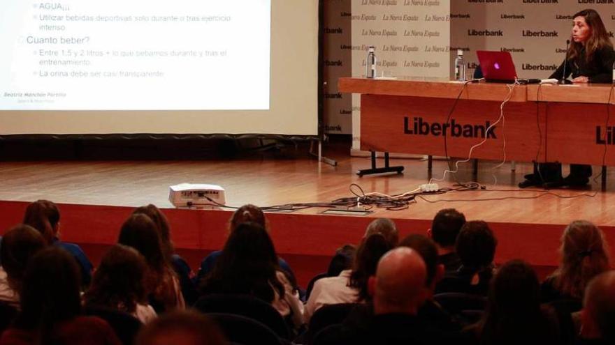 Beatriz Manchón Portillo, ayer, durante su conferencia en el Club Prensa Asturiana.