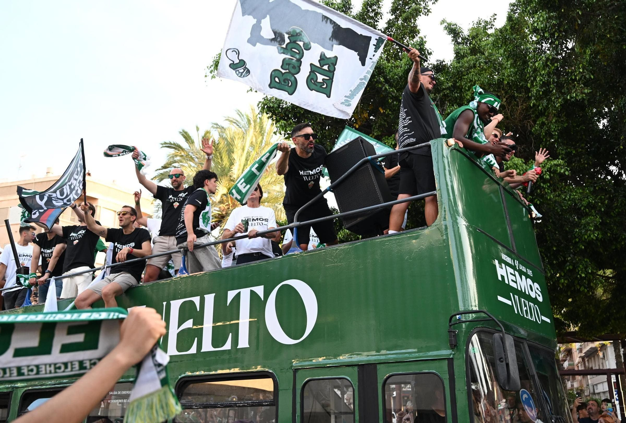 El Elche CF celebra el ascenso a Primera con una rúa en autobús hasta la Plaça de Baix
