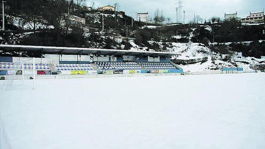 El terreno de juego de El Candín, que aún presentaba ayer una espesa capa de nieve.