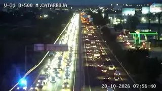 Dos accidentes en la A-7 y la A-3 dejan largas retenciones y complican el tráfico de este martes en Valencia