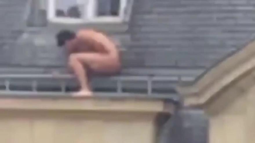 El vídeo del amante desnudo 'escondido' en un tejado