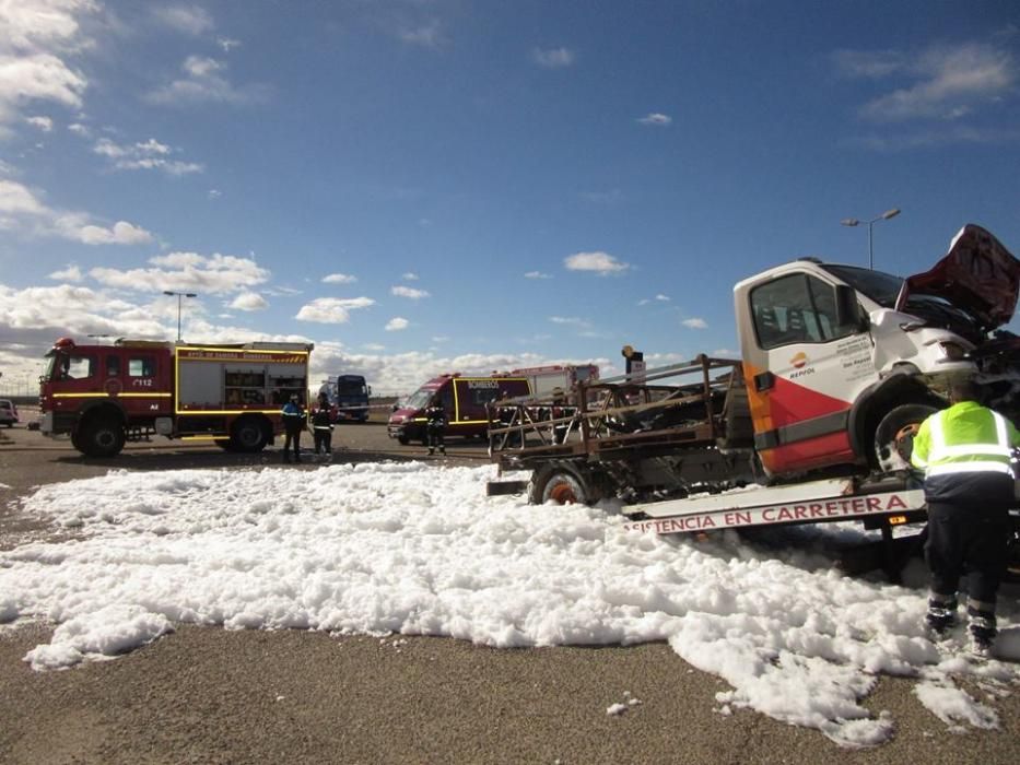 Accidente de dos camiones en Los Llanos (Zamora)