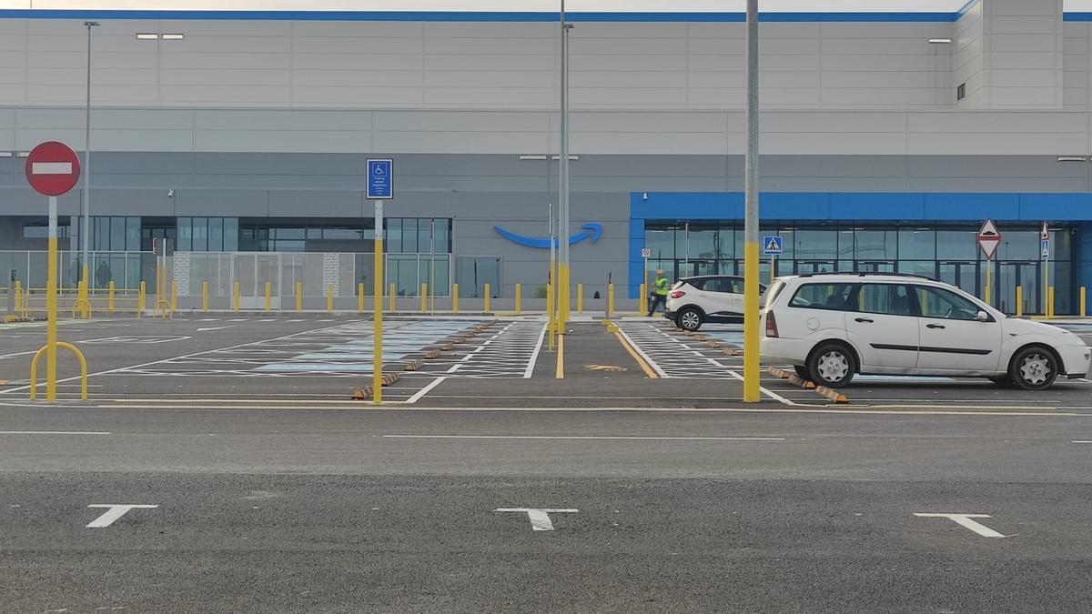 El icónico símbolo que forma parte de logo de Amazon está muy presente en la fachada central.