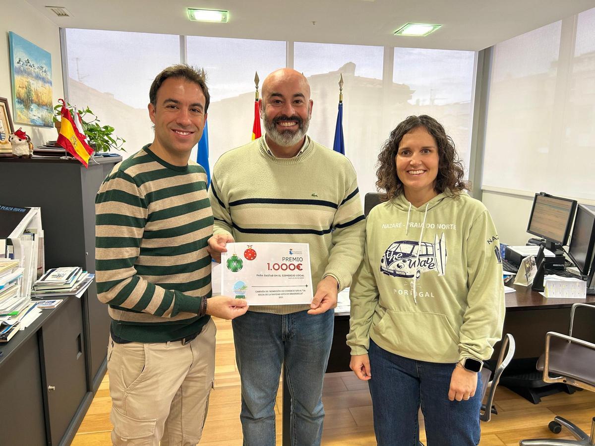 La entrega del cheque.