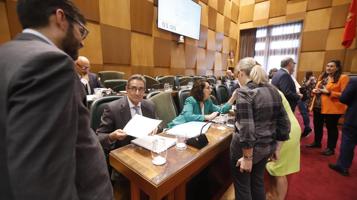 Los concejales de Vox, este miércoles antes del pleno en Zaragoza.