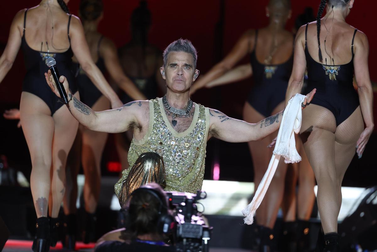 Robbie Williams comenzó su actuación con dos clásicos: 'Hey Wow Yeah Yeah' y 'Let Me Entertein You'.