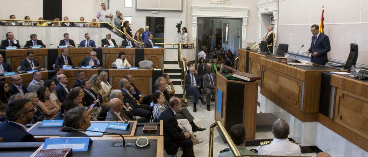 Pleno de constitución de la Diputación de 2015, que también se retrasó por un recurso en El Campello.