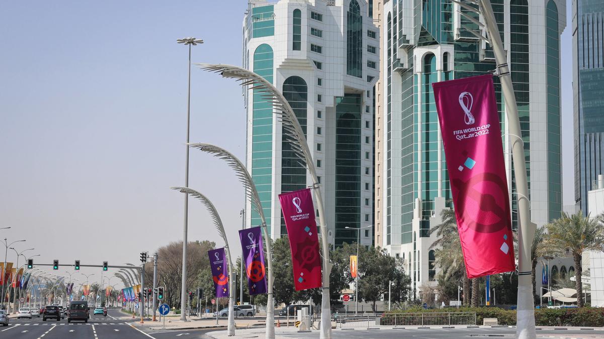 Archivo - Banderas del Mundial de fútbol en una calle de Doha