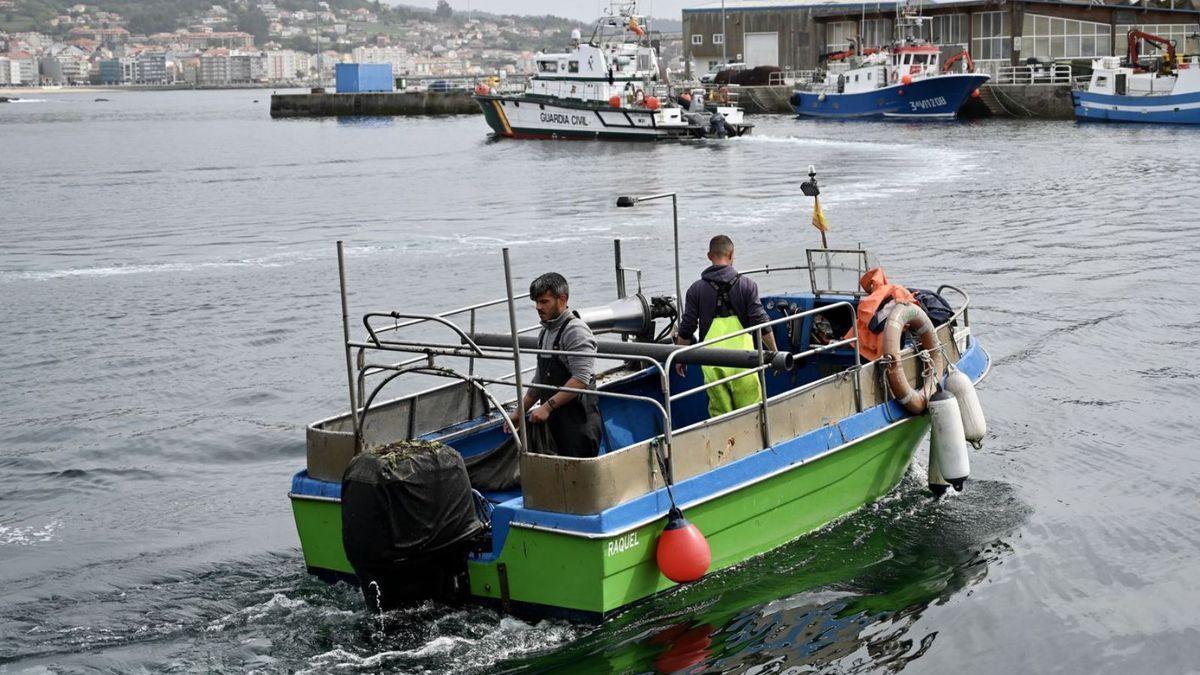 Una embarcación de bajura en el puerto de Portonovo el pasado marzo. | RAFA VÁZQUEZ