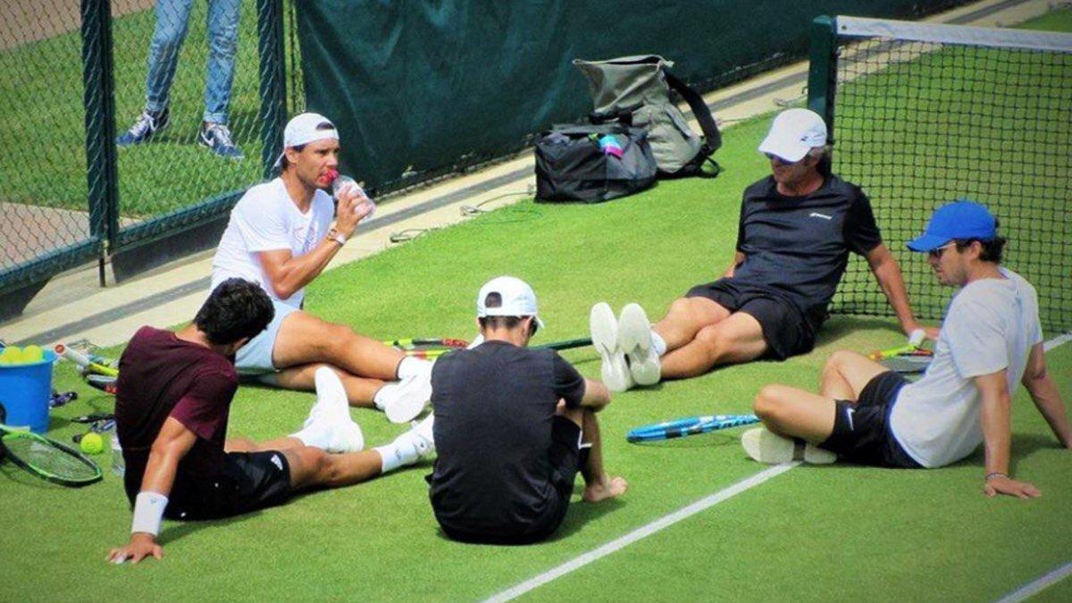 Nadal, rodeado de los suyos en el entrenamiento