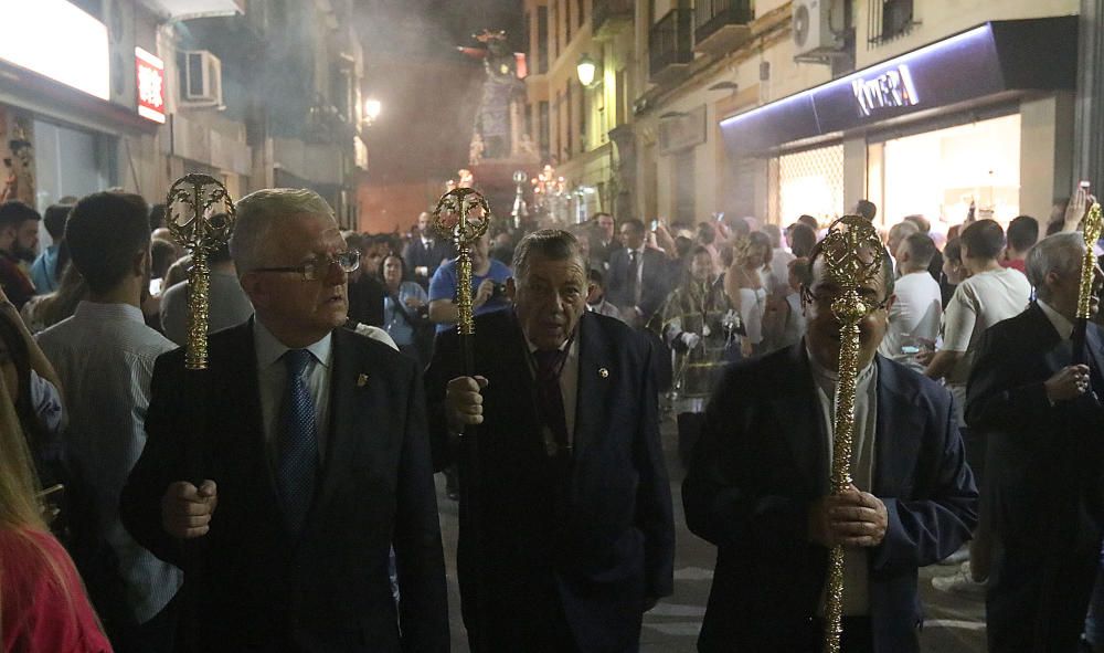 La imagen del Señor es trasladada en unas andas acompañado de la Banda de Zamarrilla, de cara a la procesión extraordinaria de este sábado