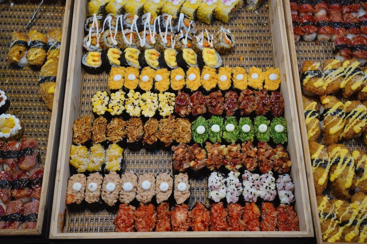 Imagen de un buffet libre de sushi.