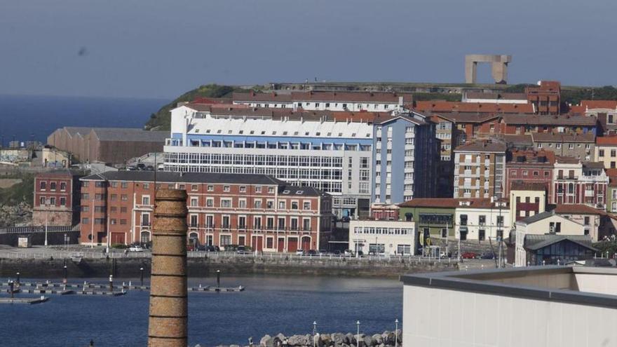 Una vista de Cimadevilla, con la antigua sede de la Autoridad Portuaria en primera línea de la fachada costera.