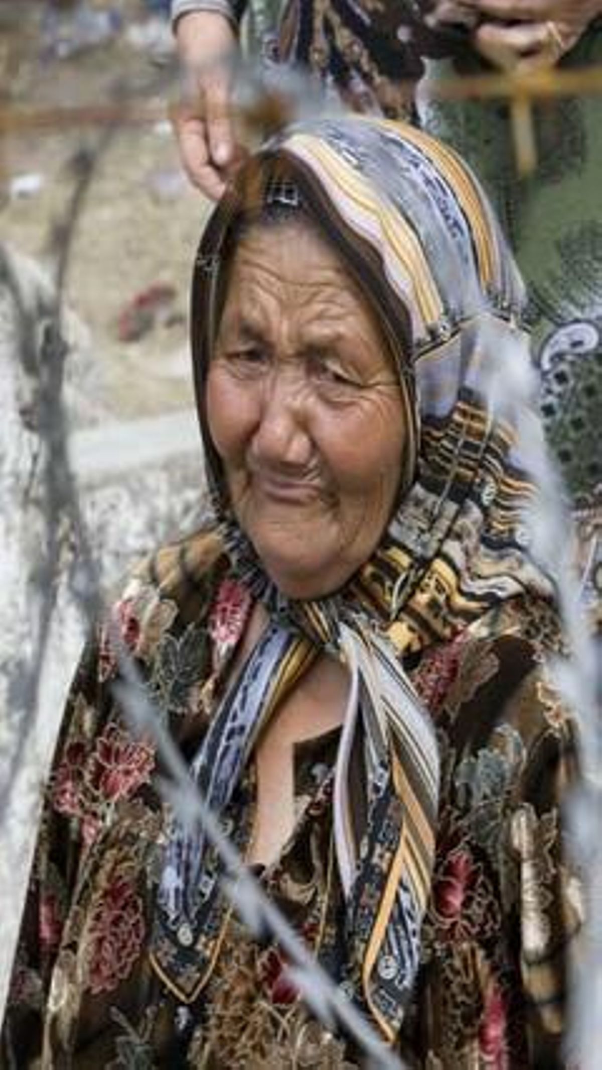 Una refugiada uzbeka espera a la frontera entre Kirguizistan i Uzbekistan.