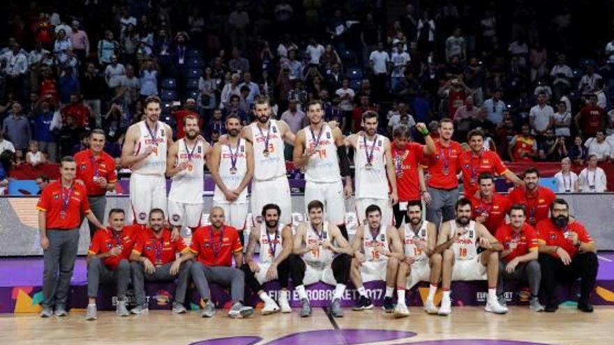 La selecció espanyola al complet amb la medalla de bronze aconseguida.