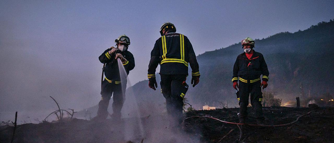 Efectivos del Consorcio de Bomberos de Tenerife refrescan la superficie que ardió a media tarde del pasado sábado.