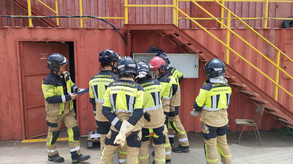 Bomberos del Consorcio de Extinción de Incendios y Salvamento de la Región, durante un curso.