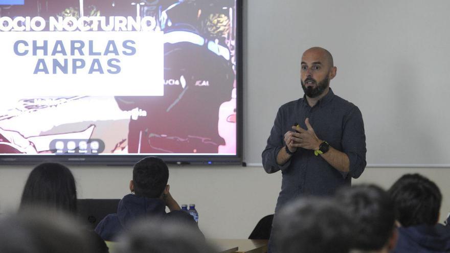 Martín Camba, ayer, impartiendo su charla en el IES Marco do Camballón. |  Bernabé/Javier Lalín