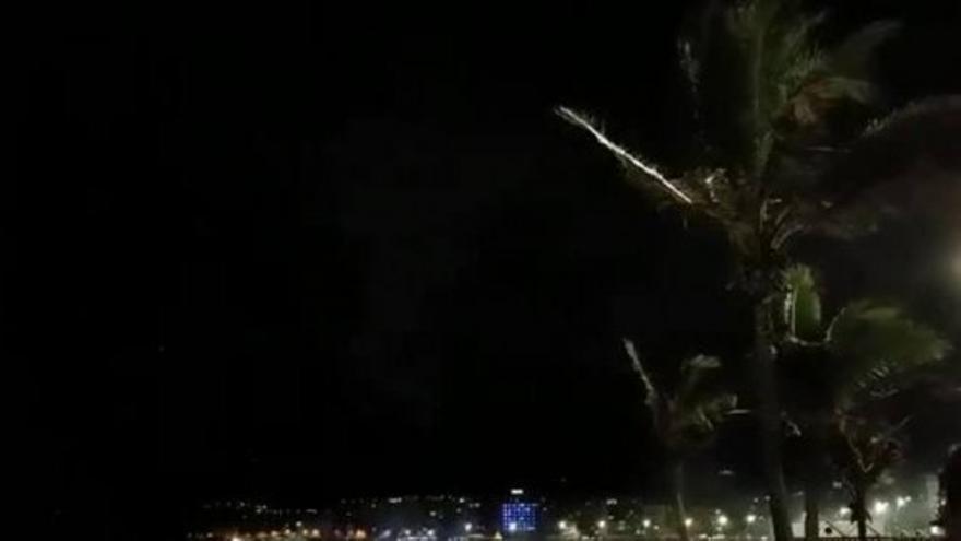 Fuegos artificiales en Las Canteras la noche de San Juan 2015 / y2