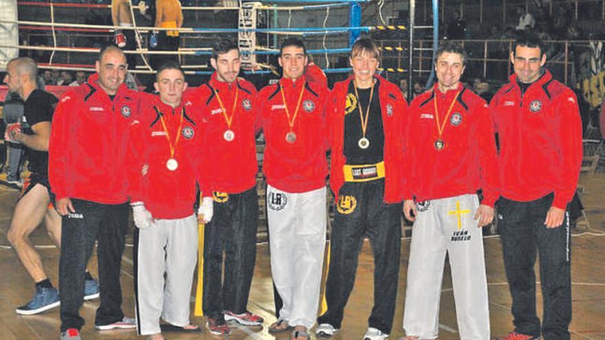 La representación del gimnasio Shotokan con las medallas logradas.