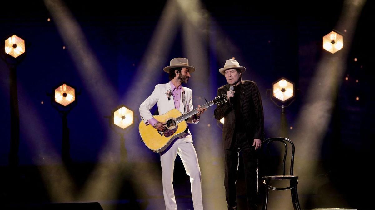 Sabina y Leiva interpretan &#039;Tan joven y tan viejo&#039; en la gala de los Goya.