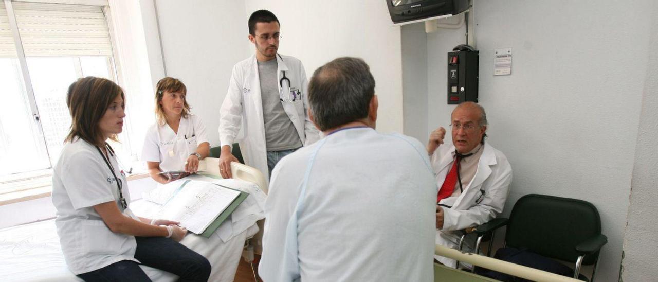 Un grupo de MIR, con su tutor y un paciente. |  // RICARDO GROBAS